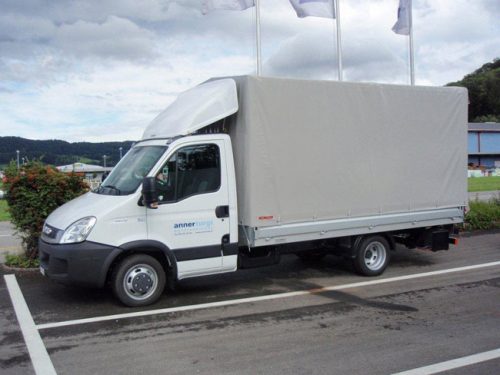 Iveco mit Blache und Hebebuehne